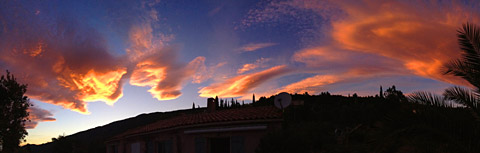 Der Mistral formt wunderschöne Wolken (Seillans, 7. Oktober 2012)