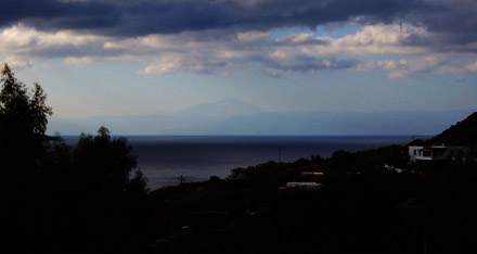 Der &Auml;tna auf Sizilien (Monte Etna) von der Insel Salina gesehen, 22. September 2007
