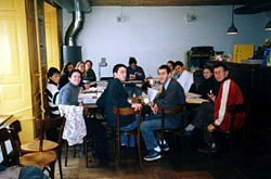 Basler Studierende im traditionellen Sitzungsraum, der Kreuz-Bar (1998)
