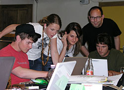 Tüfteln am perfekten Lead: Wo setzen wir den Schwerpunkt? Blockseminar-Szene vom Mai 2006