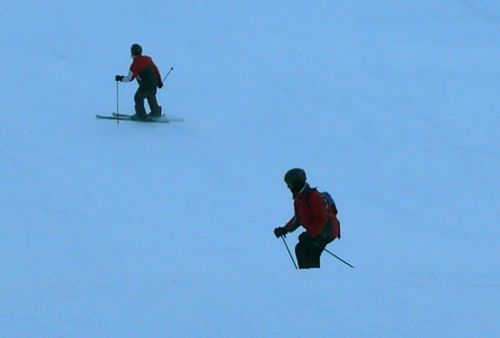 Unfähige Skifahranfänger auf der Talabfahrt nach Grindelwald - natürlich hinter einer Kuppe: Wieso bleiben solche Leute nicht am guten alten Idiotenhügel? (Februar 2009)