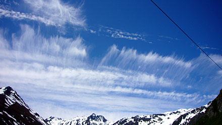 Scharfe Wolkengrenze zur selben Zeit von der Erde aus