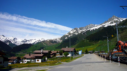 Scharfe Wolkengrenze zur selben Zeit von der Erde aus: Sedrun, Richtung Westen