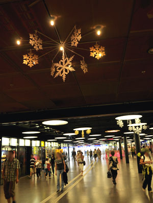 Weihnachtdekoration im Berner Bahnhof mitten im Juli: Test oder was?