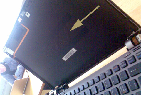 Fahrlässige Konstruktion nur aus ästhetischen Gründen: Gehäuse des Sony Vaio Z11MN mit entferntem LCD-Teil (Oktober 2009)