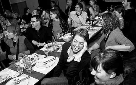 Blockseminar-Teilnehmende aus 19 Jahren geniessen den Abschlussabend in Solothurn (Foto: Daniel Bernet)