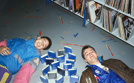 Lang leben die Sonfiex-Carts! Die Jungmoderatoren Andi und Jean-Luc liegen im LP-Archiv von Radio Raurach(frühe 1990er-Jahre) Lang leben die Sonfiex-Carts! Die Jungmoderatoren Andi und Jean-Luc liegen im LP-Archiv von Radio Raurach(frühe 1990er-Jahre)