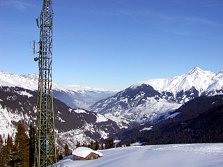 Seilbahn-Bergstation und Antennenmast inkl. Sunrise-Basisstation auf der Alp Tgom oberhalb Sedrun im Winter (2004) - klicken für mehr Fotos der Gegend