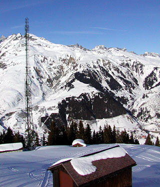 Seilbahn-Bergstation und Antennenmast inkl. Sunrise-Basisstation auf der Alp Tgom oberhalb Sedrun im Winter (2004) - klicken für mehr Fotos der Gegend