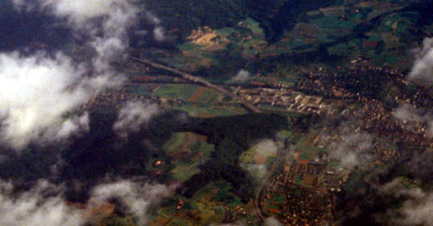 Itingen und Sissach aus der Luft am Morgen des 31. Mai 1993 kurz nach dem Start in Kloten